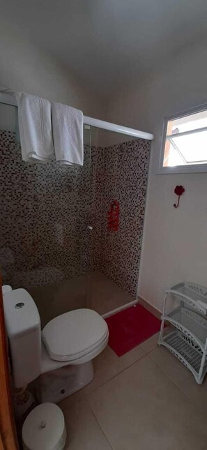 Habitación doble | Baño | Regadera, secadora de cabello, toallas 