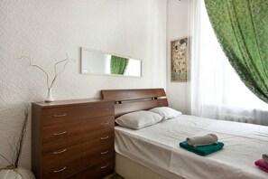 Apartment, 4 Bedrooms (Andreevskiy spusk, 11) | Premium bedding, individually decorated, individually furnished - Podol Apartment (Kyiv)