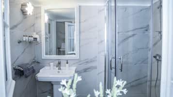 Magnolia Monumental Suite | Salle de bain | Douche, articles de toilette gratuits, sèche-cheveux, chaussons