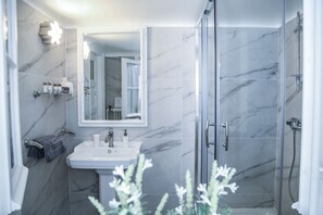 Magnolia Monumental Suite | Fürdőszoba | Zuhanyzó, ingyenes piperecikkek, hajszárító és papucsok