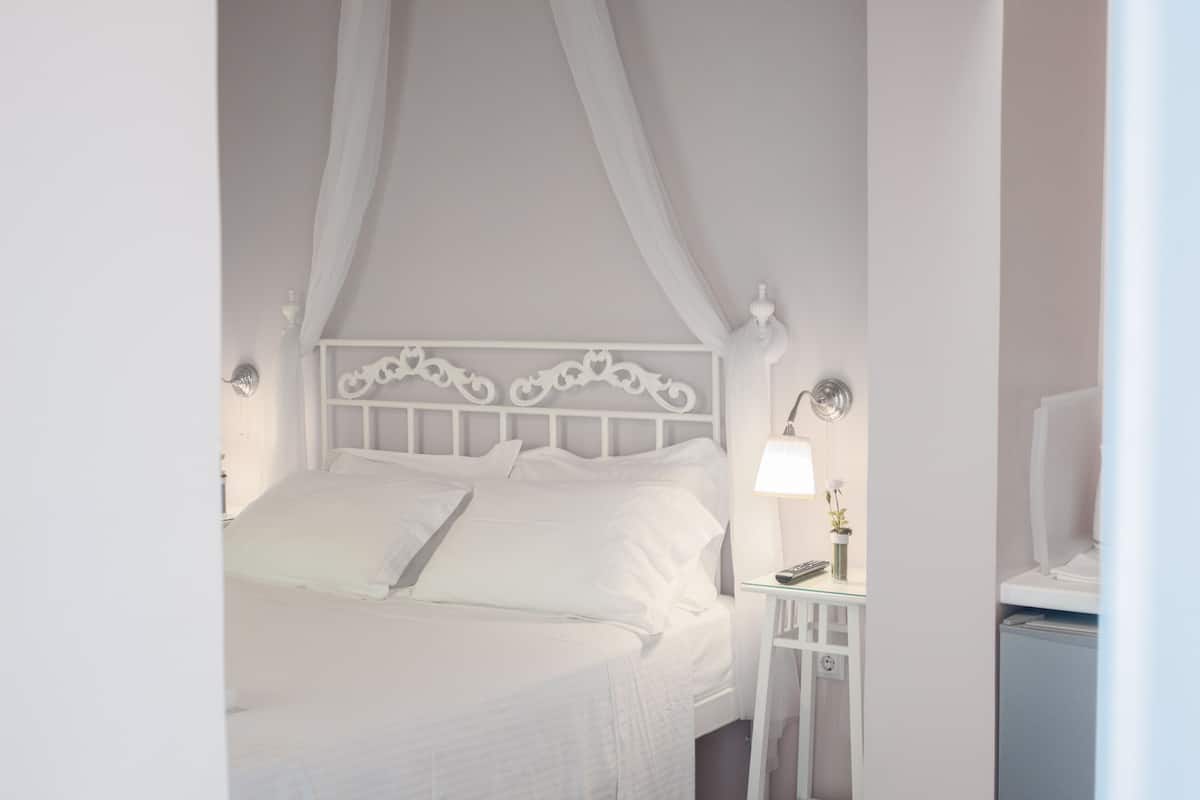 Roses Superior Double Room | Bộ đồ giường kháng dị ứng, trang trí khác biệt