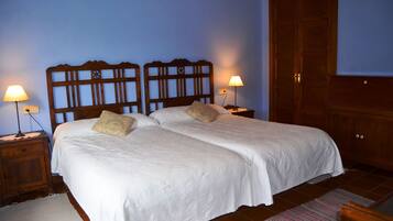 Twin kamer | Een bureau, verduisterende gordijnen, gratis babybedden