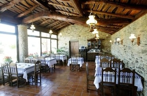 Se sirven almuerzos y cenas, cocina local