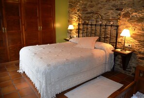 Escritorio, cortinas blackout, cunas gratuitas y ropa de cama