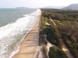 Beach nearby, beach umbrellas, beach towels - Bangalô Blue Moon (Florianópolis)