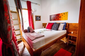 Standard-Doppelzimmer, eigenes Bad, eingeschränkter Meerblick | 1 Schlafzimmer, Minibar, Zimmersafe, kostenloses WLAN