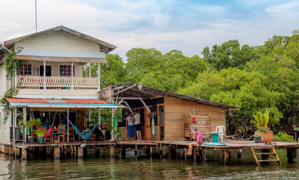 A floating house with a balcony and a small wooden structure. - Barrbra BnB Over The Sea (Bocas del Toro)