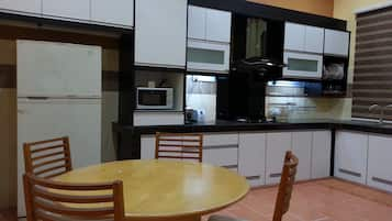 House, 4 Bedrooms | Private kitchen | Full-sized fridge, microwave, stovetop, coffee/tea maker