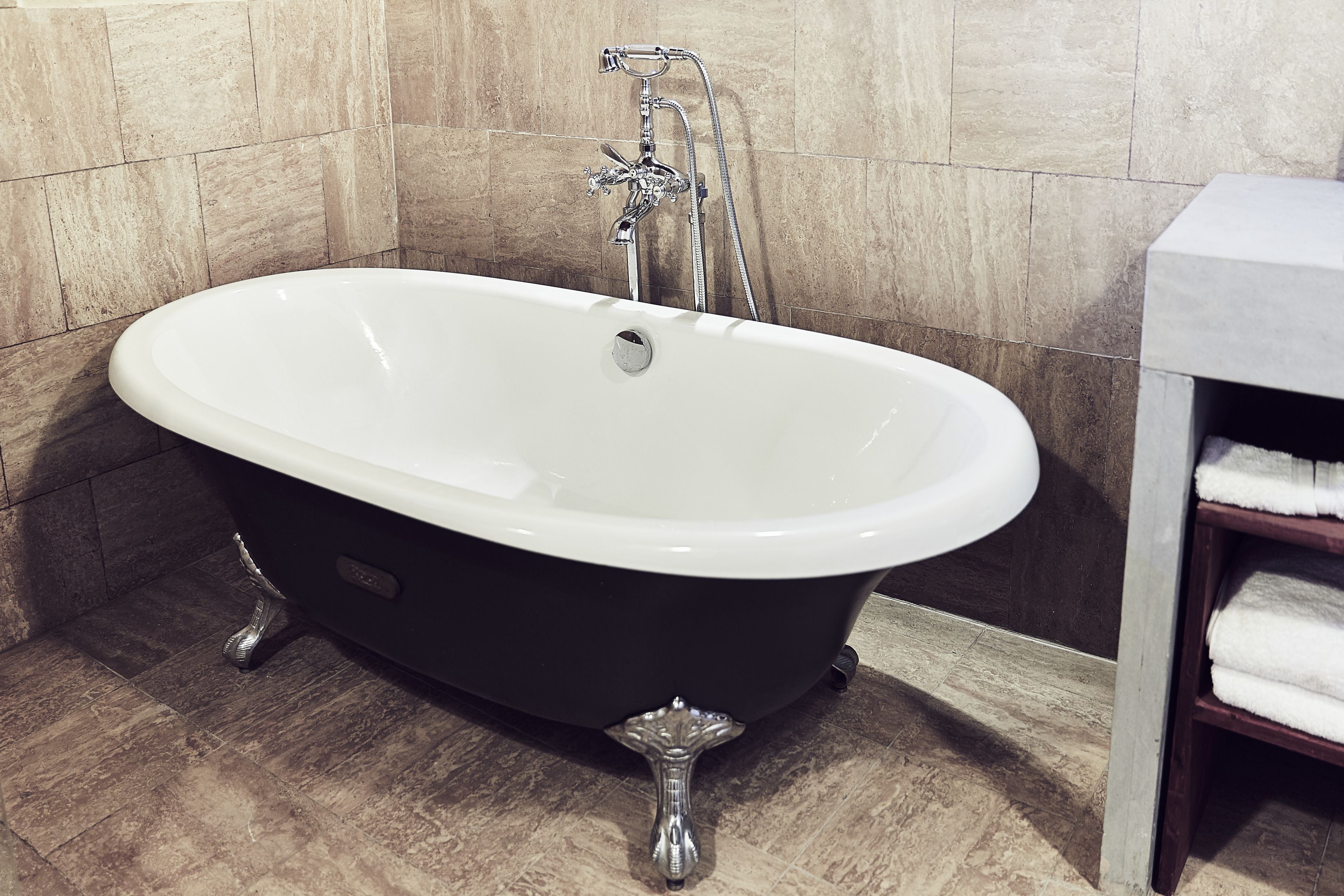 superior double room (mensa) | bathroom | free toiletries, hair dryer, dressing gowns, slippers