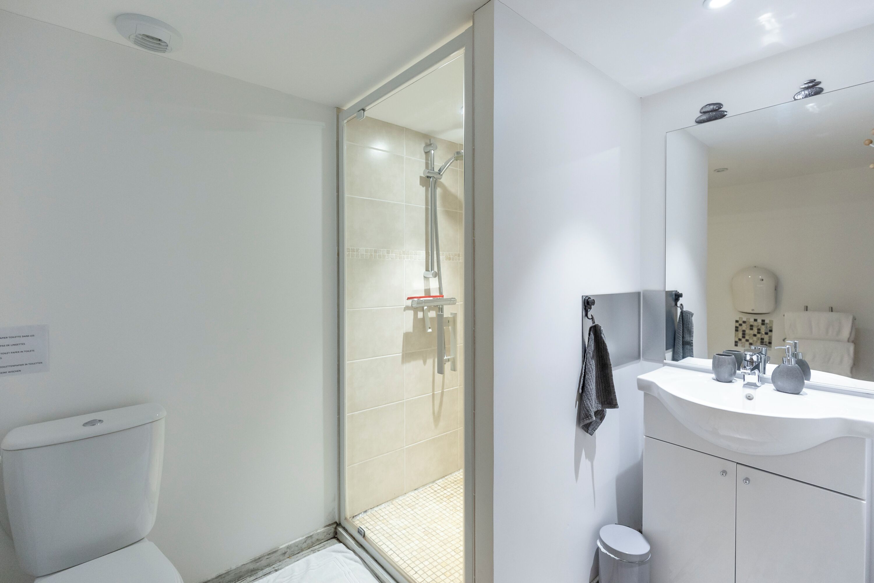 Studio (Merlot) | Badezimmer | Dusche, Haartrockner, Handtücher