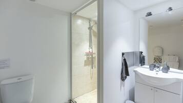 Studio (Merlot) | Salle de bain | Douche, sèche-cheveux, serviettes fournies