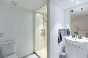 Studio (Merlot) | Bathroom | Shower, hair dryer, towels