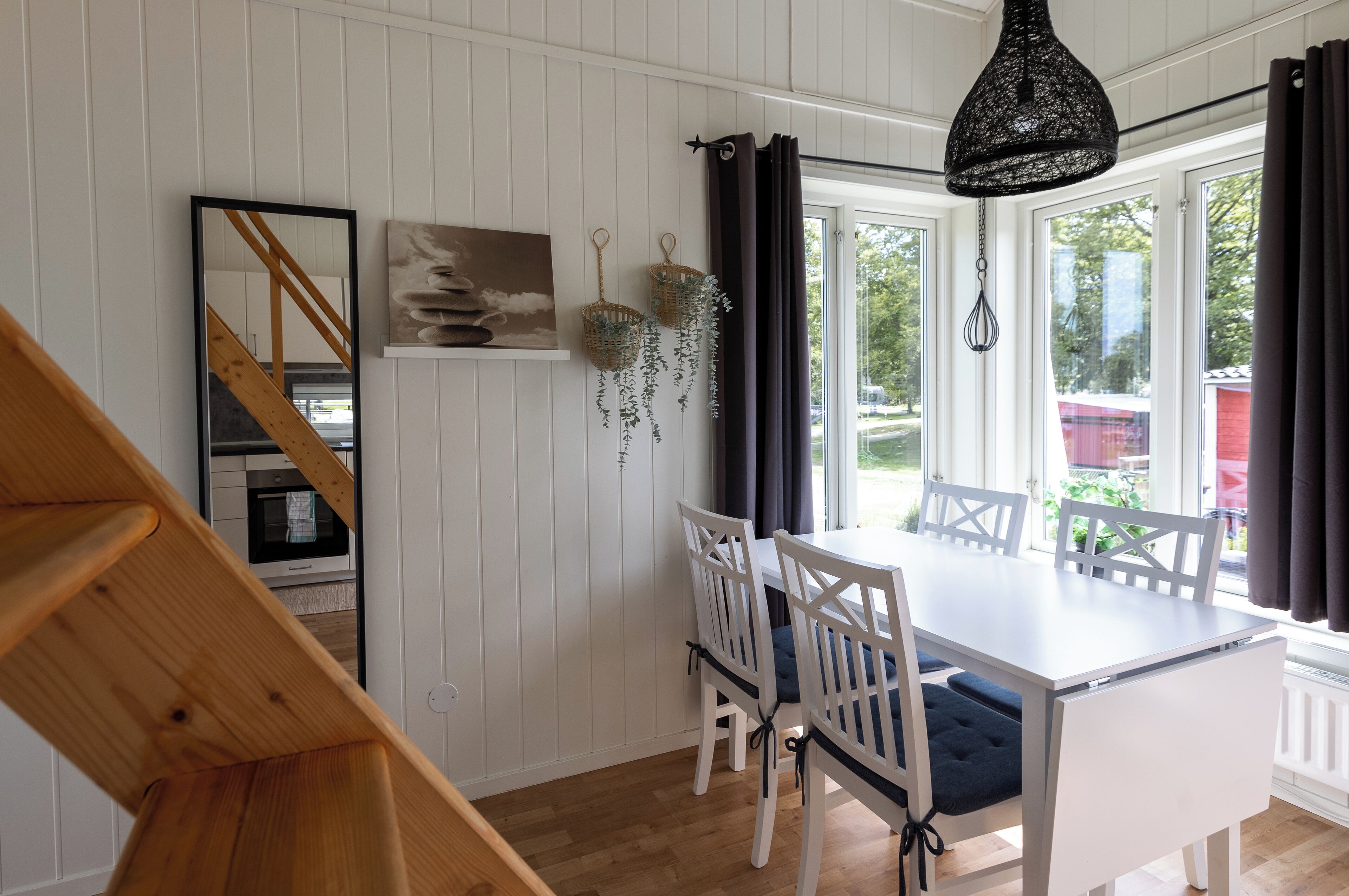 컴포트 캐빈 | 거실 공간 | 위성 채널 시청이 가능한 32인치 평면 TV, TV