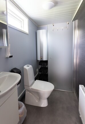 Comfort Cabin | Bathroom | Free toiletries, towels - Evedals Camping (Växjö)