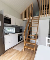 Refrigerador con freezer, microondas, horno, placa de cocina