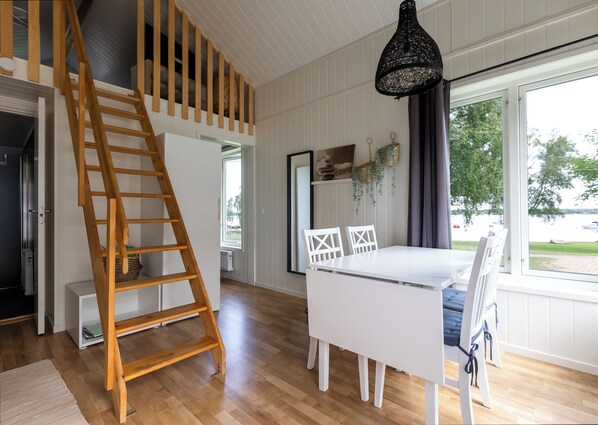 舒適小屋 | 客廳 | 32 吋平面電視連衛星電視頻道、電視