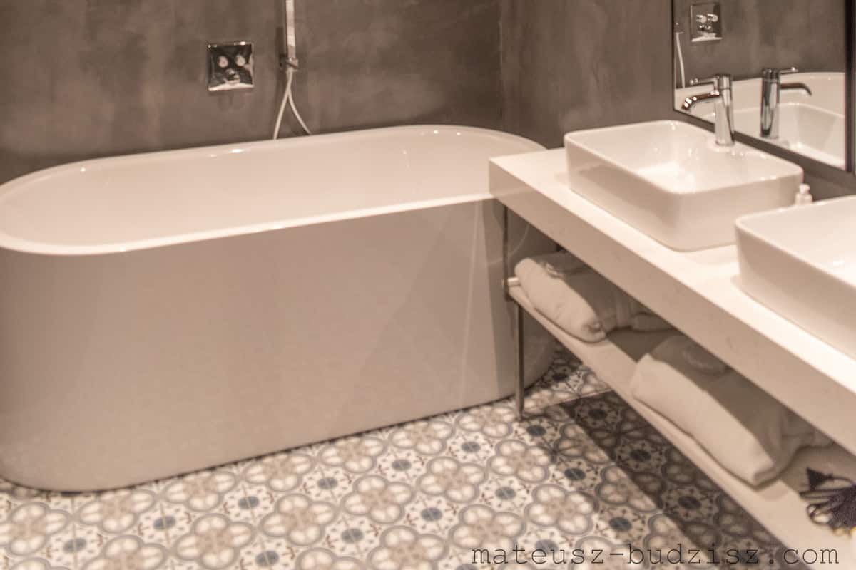 suite | bathroom | shower, free toiletries, hair dryer, towels