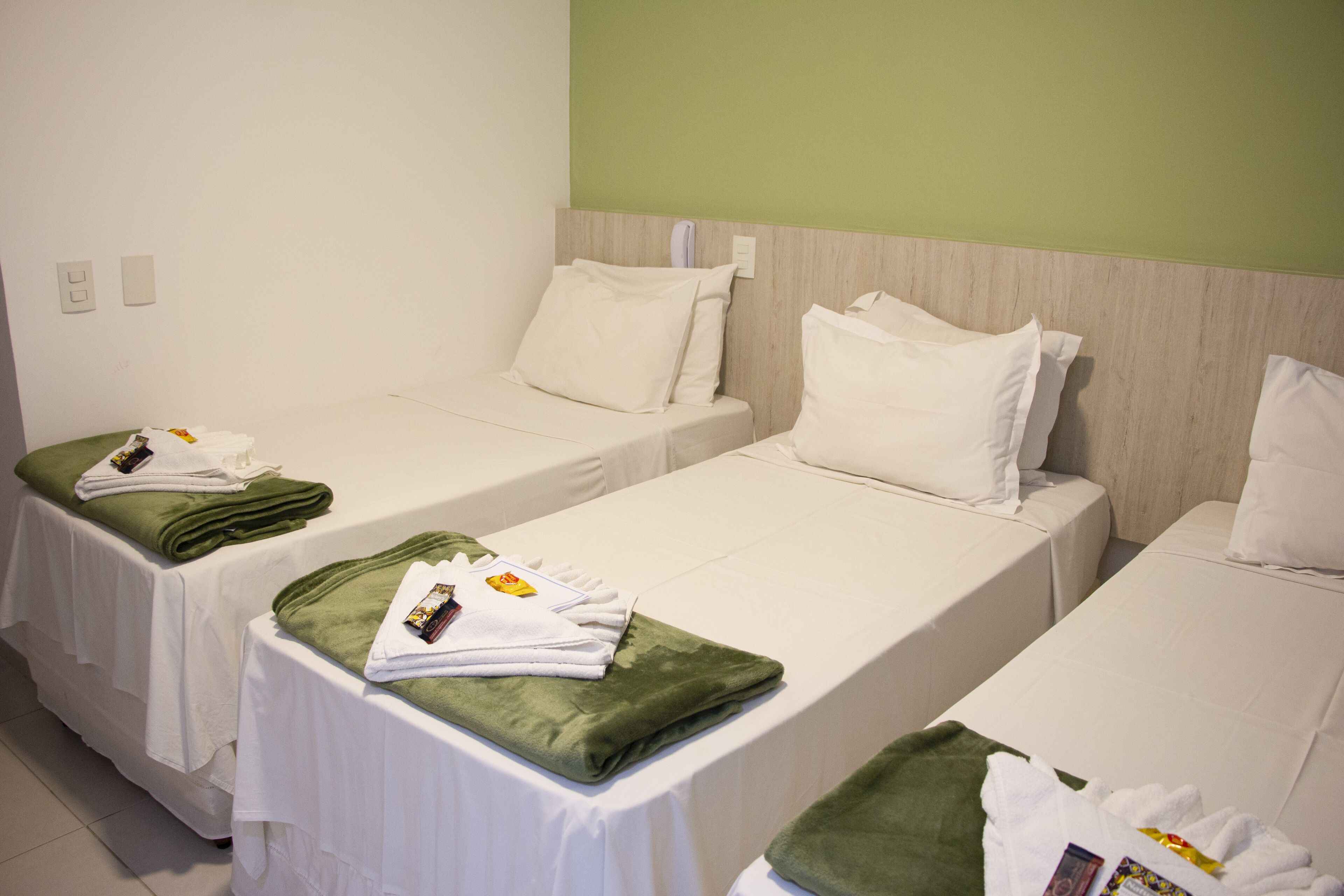 quarto standard triplo | minibar, desk, blackout curtains, iron/ironing board