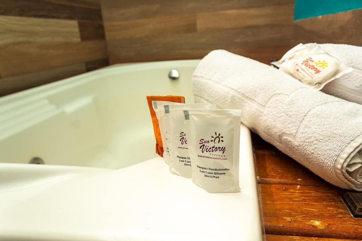 quarto duplo com banheira hidromassagem | room amenity