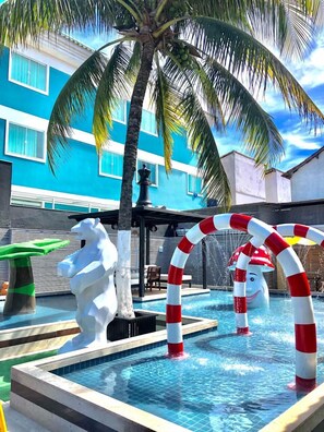 Piscina externa, funciona das 10h às 18h, espreguiçadeiras