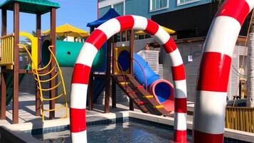 Alberca al aire libre, acceso de 10:00 a 18:00, y camastros