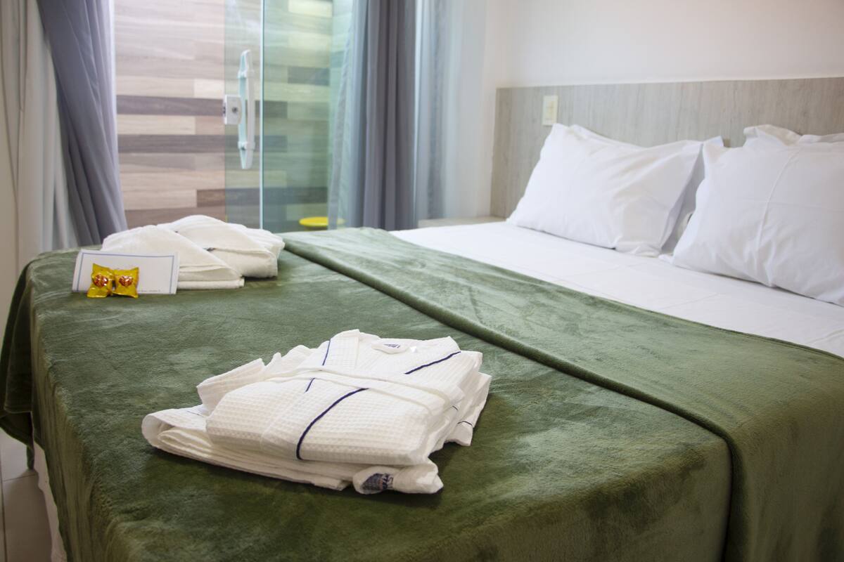 quarto duplo com banheira hidromassagem | minibar, desk, blackout curtains, iron/ironing board