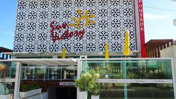 Un bâtiment doté d’une façade ornée et d’une enseigne sur laquelle on peut lire « Sun Victory ».