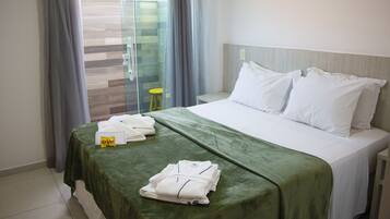 Deluxe Twin kamer | Een minibar, een bureau, verduisterende gordijnen