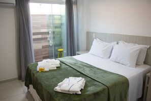 Quarto Duplo Com Banheira Hidromassagem | Minibar, desk, blackout drapes, iron/ironing board - Pousada Sun Victory (Cabo Frio)