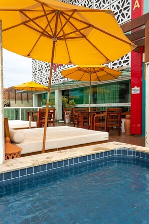 Kolam renang outdoor, dengan kursi berjemur