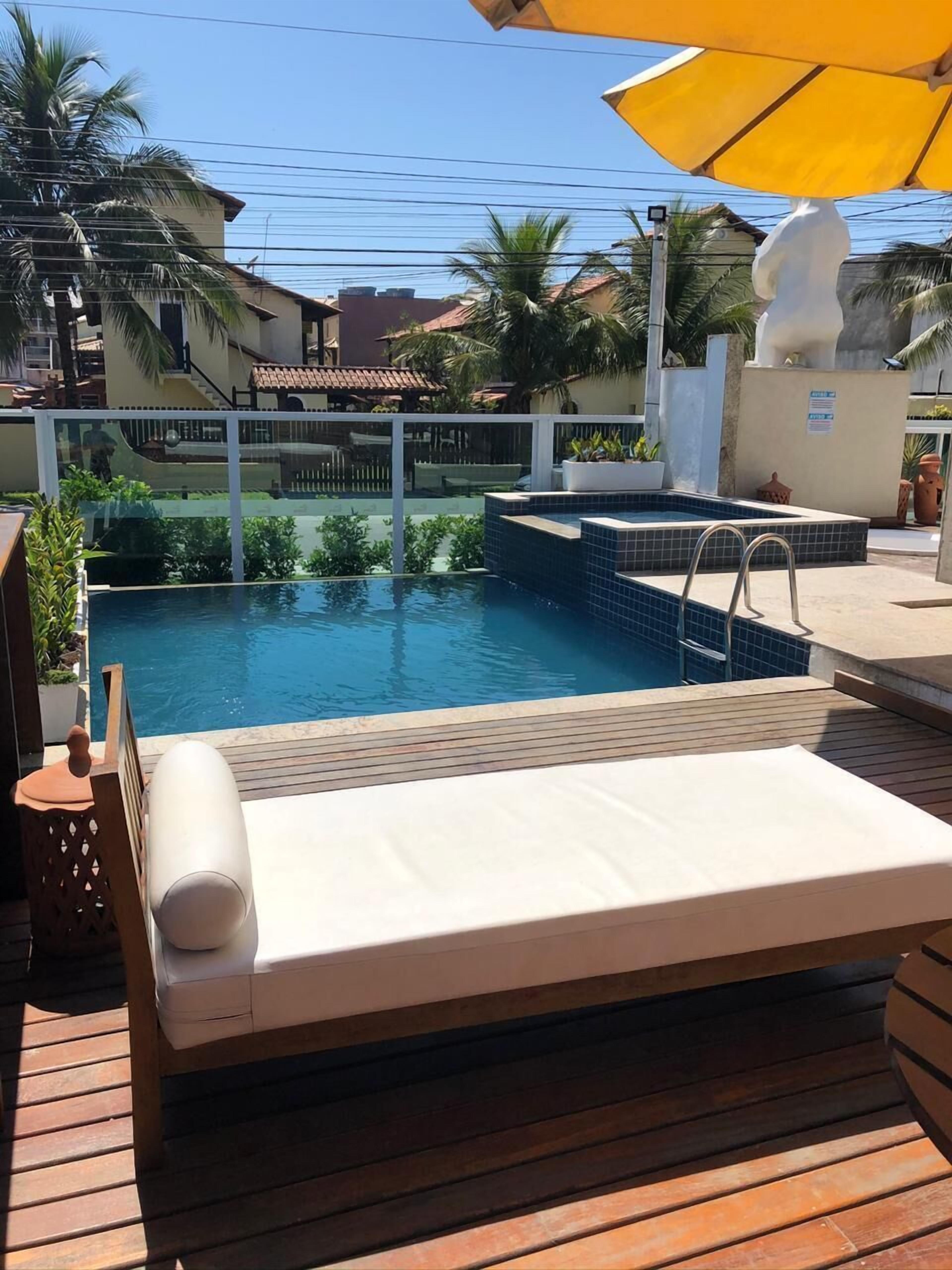 Piscina externa, funciona das 10h às 18h, espreguiçadeiras