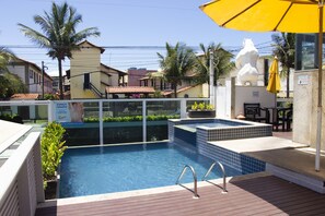 Außenpool, geöffnet von 10:00 Uhr bis 18:00 Uhr, Liegestühle