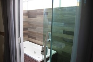 Quarto Duplo Com Banheira Hidromassagem | Minibar, desk, blackout drapes, iron/ironing board
