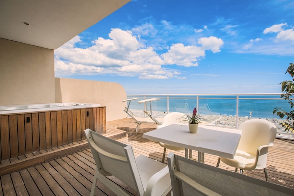 Suite Junior, terrazzo, vista mare | Biancheria da letto di alta qualità, minibar, una cassaforte in camera