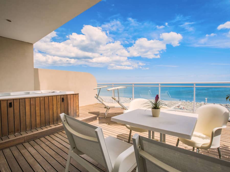 Suite – junior, terrasse, sjøutsikt | Sengetøy av topp kvalitet, minibar, safe på rommet og skrivebord