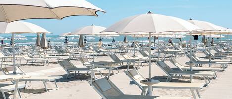 Plage privée, chaise longue, parasol, serviettes de plage