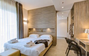 Deluxe family room, balcony | Premium bedding, minibar, in-room safe, desk - Bellettini Hotel (Cervia)