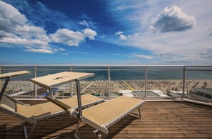 ห้องจูเนียร์สวีท, ระเบียง, วิวทะเล | เครื่องนอนระดับพรีเมียม, มินิบาร์, ตู้นิรภัยในห้องพัก, โต๊ะทำงาน