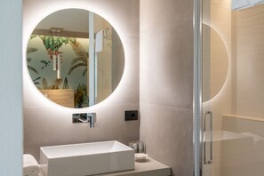 Een douche, een regendouche, gratis toiletartikelen, een haardroger