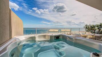 Suite junior, Terraza, vista al mar | Ropa de cama de alta calidad y minibar