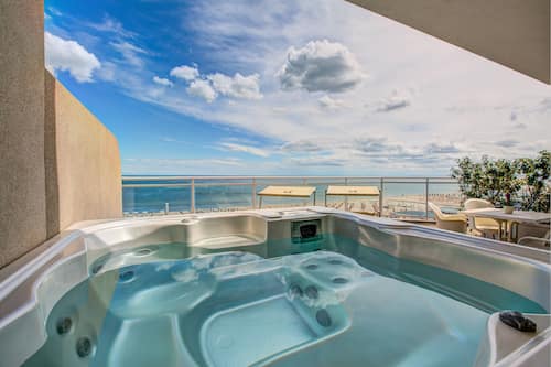 Junior-Suite, Terrasse, Meerblick | Hochwertige Bettwaren, Minibar, Zimmersafe, Schreibtisch