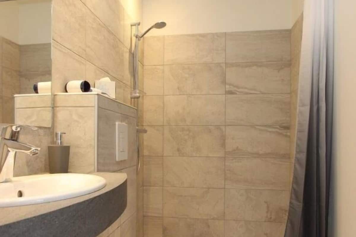 double or twin room, private bathroom | bathroom | shower, free toiletries, hair dryer, towels