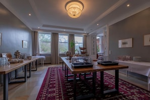 TĂ€gliches FrĂŒhstĂŒcksbuffet (15 EUR pro Person)