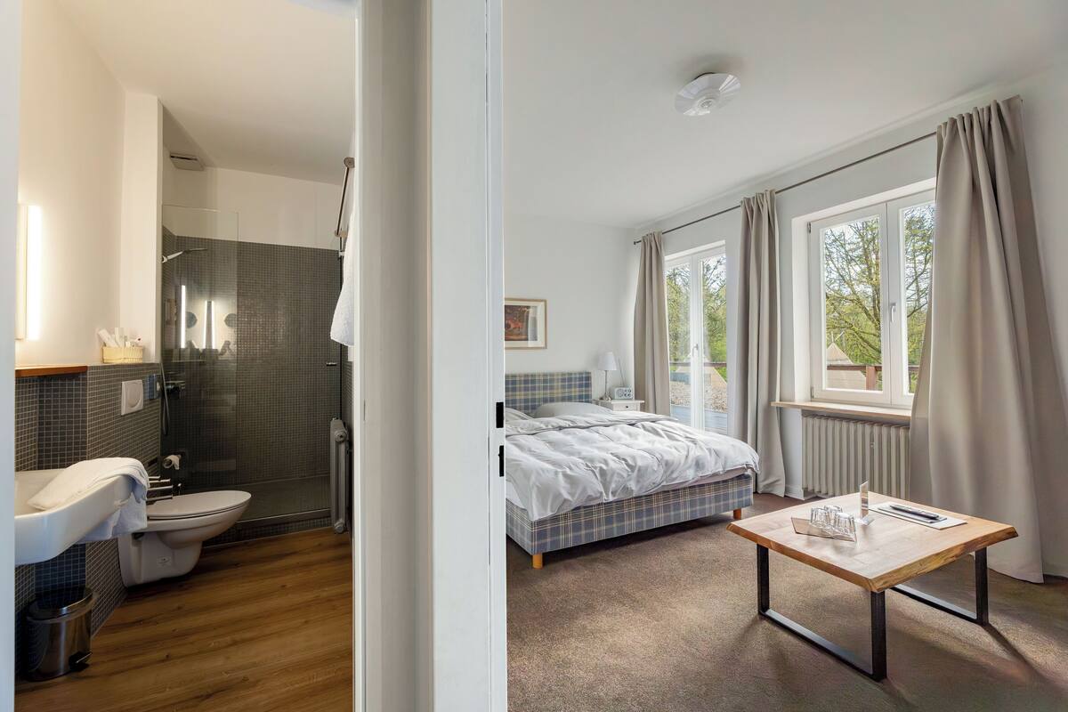 family apartment, 2 bedrooms, roll-in shower | premium bedding, in-room safe, desk, iron/ironing board