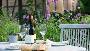 Se sirven comidas, cenas y cocina local e internacional