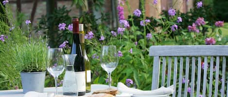 Lunch and dinner served, local and international cuisine