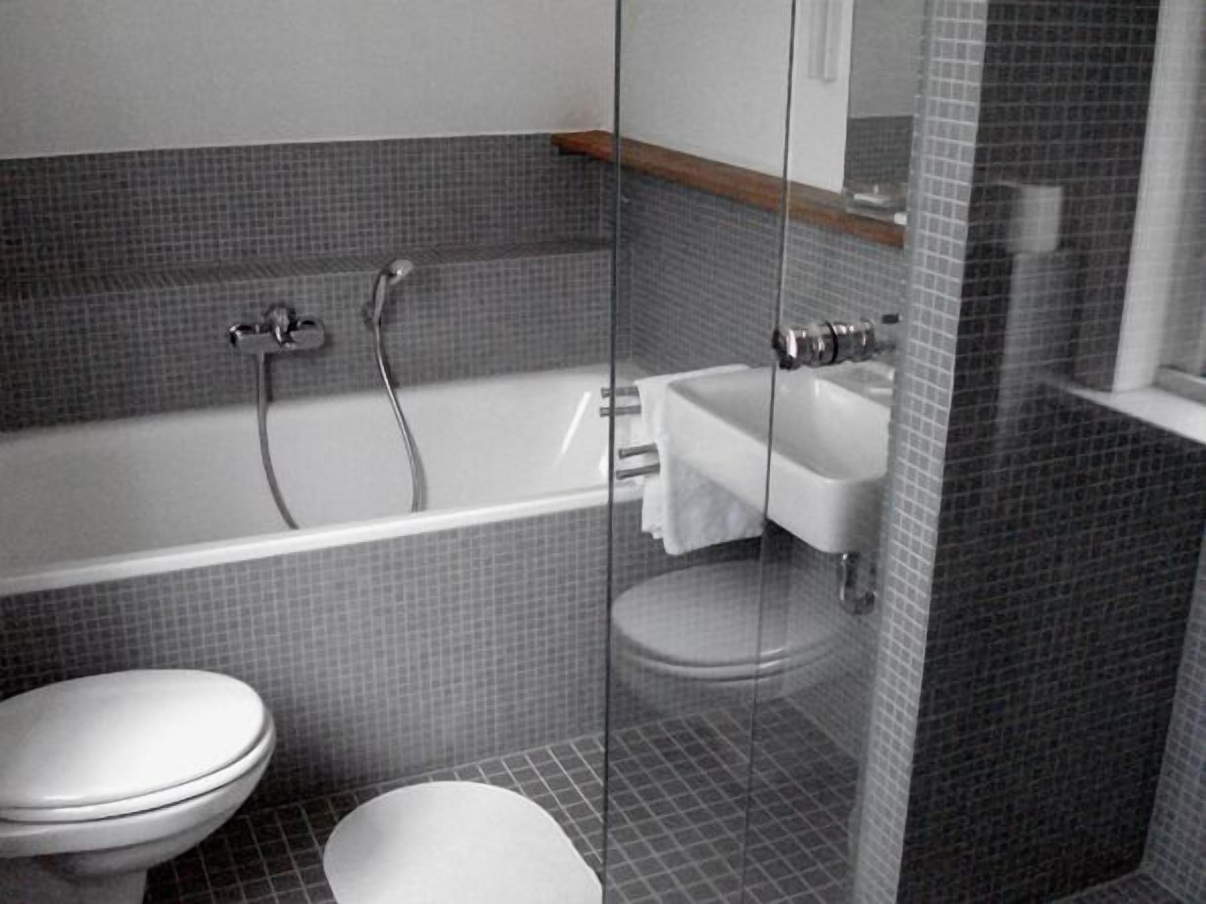 standard double room | bathroom | shower, free toiletries, hair dryer, bathrobes