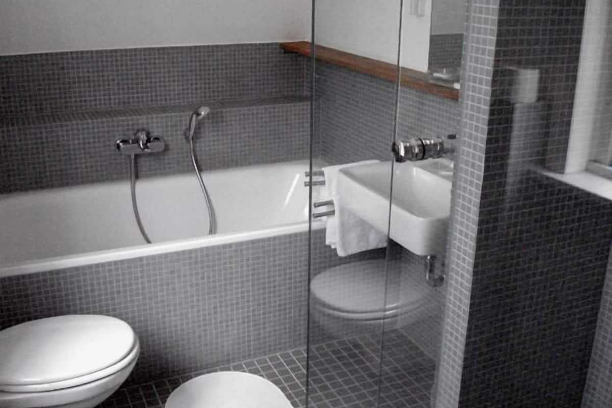 standard double room | bathroom | shower, free toiletries, hair dryer, bathrobes