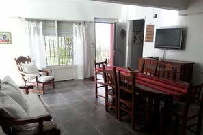 House, 3 Bedrooms | Living area | TV - Los Abedules (Puerto Madryn)