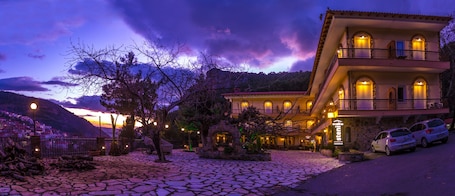 Fachada de la propiedad por la tarde o noche